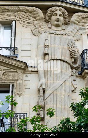 France, Paris (75), Angel décorant la face d'un immeuble dans le 3ème arrondissement. Banque D'Images