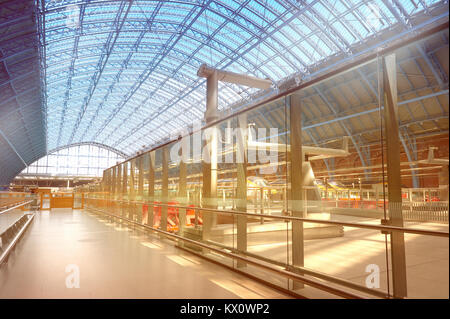 Londres, ANGLETERRE - 30 avril 2013 : terminal Eurostar de Kings Cross St Pancras à Londres, au Royaume-Uni. Cette image est tonique. Banque D'Images