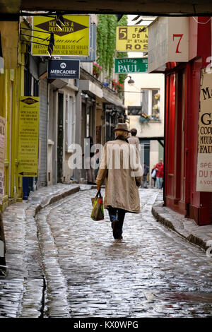 France, Paris, l'homme marchant dans Passage du chantier dans un trench coat. Banque D'Images