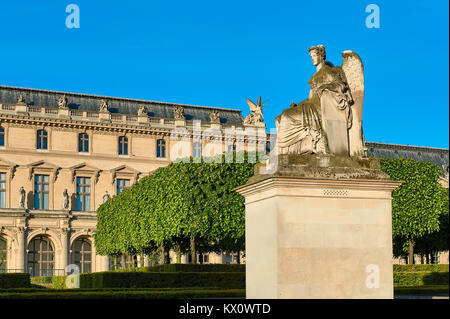 PARIS, FRANCE - 29 MAI 2013 : statue allégorie de la France Victorieuse, près de l'Arc de triomphe du Carrousel, Paris et une partie de Louvre Museum Banque D'Images