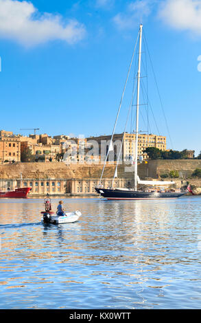 La Valette, MALTE - 25 juillet 2015 : Voile navire entre dans la Valette Grand Bay par un beau jour en été, une petite embarcation à moteur sur l'avant-plan Banque D'Images