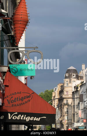 France, Paris (75), signes de tabaco les ventes, la vente de billets de métro, des verres sales, et un café/brasserie Banque D'Images