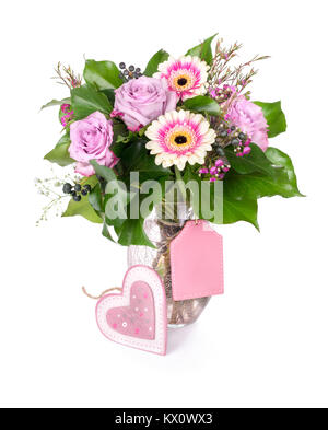 Bouquet de gerberas roses et mauves et roses isolé sur fond blanc, de l'espace pour votre message d'accueil sur l'étiquette en bois Banque D'Images