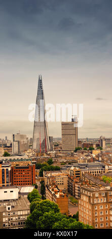 Areal sur central Londres avec mighty Shard skyscraper sous couvert d'une sombre journée. Tonique photo panoramique. Banque D'Images