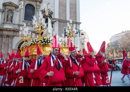 Au cours de la Semana Santa, cérémonies religieuses portent pénitents flotte à travers les rues de Murcie en Espagne Banque D'Images