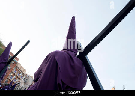 Au cours de la Semana Santa de cérémonies, pénitents portent traverse les rues de Murcie en Espagne Banque D'Images