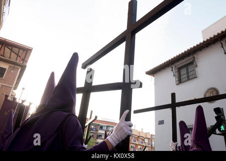 Au cours de la Semana Santa de cérémonies, pénitents défilent dans les rues de Murcie en Espagne Banque D'Images