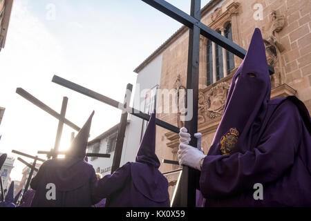 Au cours de la Semana Santa de cérémonies, pénitents portent traverse les rues de Murcie en Espagne Banque D'Images