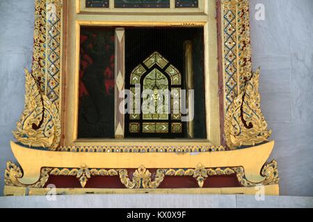 L'art thaï sur la fenêtre de Wat Benchamabophit, l'un des plus beaux temples de Bangkok est également connu comme "le temple de marbre", il est important d'un temple. Banque D'Images