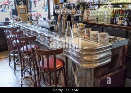 France, Paris (75), la grille Montorguiel, bar traditionnel, ou le zinc. Banque D'Images