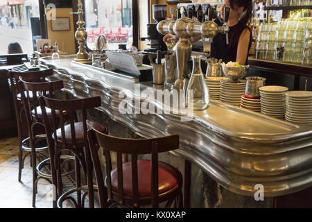 France, Paris (75), la grille Montorguiel, bar traditionnel, ou le zinc. Banque D'Images