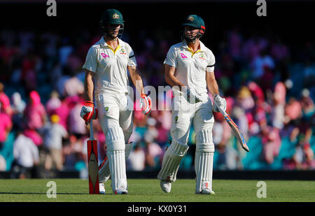 L'Australie Shaun Marsh promenades avec son frère Mitchell à la fin de jouer pendant deux jours des cendres test match au Sydney Cricket Ground. Banque D'Images