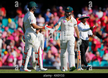 L'Australie Shaun Marsh promenades avec son frère Mitchell à la fin de jouer pendant deux jours des cendres test match au Sydney Cricket Ground. Banque D'Images
