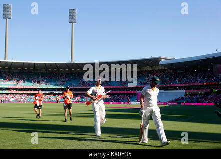 Le Shaun Marsh d'Australie part avec son frère Mitchell à la fin du match pendant le deuxième jour du match du Ashes Test au terrain de cricket de Sydney. Banque D'Images