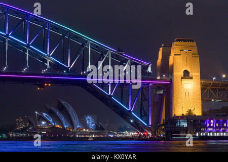 Un éclairage spécial et des installations ornent le port de Sydney emblématique dans le cadre de l'assemblée se tient le Festival vive du 23 mai au 9 juin 2013. Sur la photo : S Banque D'Images