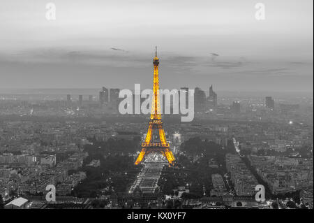 Rues de la région de paris dans le crépuscule avec eiffel tower Banque D'Images