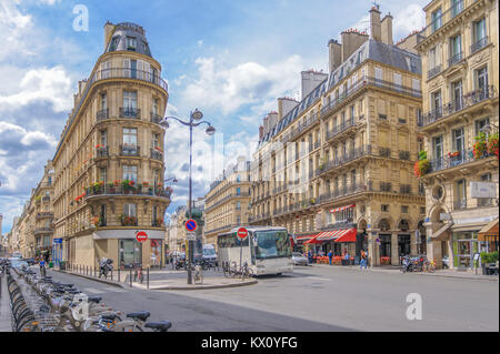 Vue sur la rue de Montmartre à Paris, France Banque D'Images