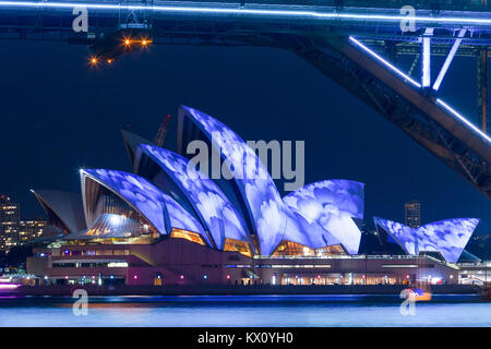 Un éclairage spécial et des installations ornent le port de Sydney emblématique dans le cadre de l'assemblée se tient le Festival vive du 23 mai au 9 juin 2013. Sur la photo : S Banque D'Images