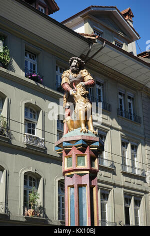 Berne, Suisse - vers août 2015 Simsonbrunnen Fontaine avec statue de Samson Banque D'Images