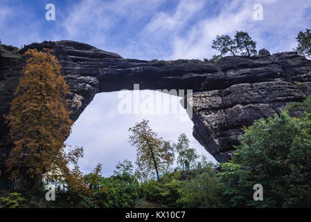 Plus grande arche de grès naturel en Europe appelé Pravcicka Brana dans la Suisse tchèque (Suisse), des montagnes de grès de l'Elbe, République Tchèque Banque D'Images