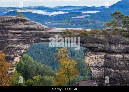 Plus grande arche de grès naturel en Europe appelé Pravcicka Brana dans la Suisse tchèque (Suisse), des montagnes de grès de l'Elbe, République Tchèque Banque D'Images