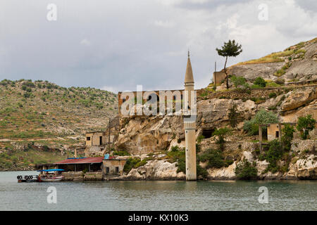 Ruines de la ville de Halfeti après qu'il est resté sous le réservoir d'un barrage construit sur l'Euphrate, à Sanliurfa, Turquie Banque D'Images