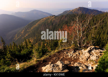 La Pologne, Tatras, Zakopane - Passer sous le pic Grzybowiec, avec panorama des Tatras Banque D'Images