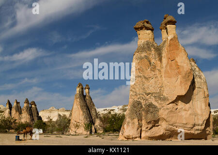 Formations de roche volcanique connu sous le nom de cheminées de fées en Cappadoce, Turquie. Banque D'Images