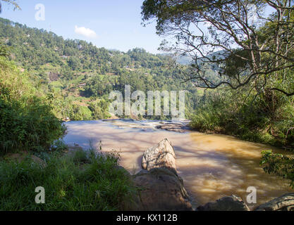 Circulant sur la rivière Little Rawana ou Ravana Falls Cascade, Ella, le district de Badulla, Province d'Uva, au Sri Lanka, en Asie Banque D'Images