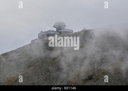 Bâtiment de l'observatoire météorologique polonaise sur' dans la chaîne de montagnes de Karkonosze en Sudetes, sur la frontière de la République tchèque et la Pologne Banque D'Images