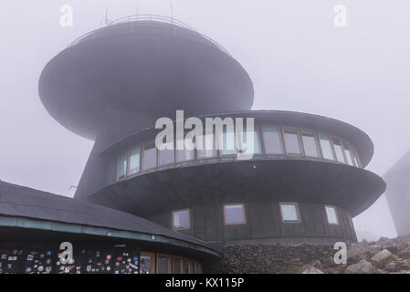 Bâtiment de l'observatoire météorologique polonaise sur' dans la chaîne de montagnes de Karkonosze en Sudetes, sur la frontière de la République tchèque et la Pologne Banque D'Images