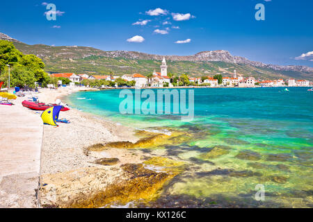 Kastel Stafilic landmarks et turquoise beach view, region de split de la Dalmatie, Croatie Banque D'Images