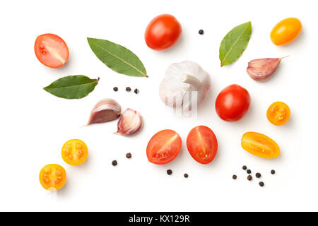 Les tomates, l'ail, les feuilles de laurier et de poivre isolé sur fond blanc. Vue d'en haut Banque D'Images