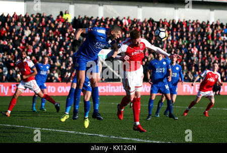 Leicester City's Islam Slimani (au centre à gauche) efface le ballon loin de Fleetwood Town's Cian Bolger (centre droit) au cours de la FA Cup, troisième match à Highbury Stadium, 5000 Banque D'Images