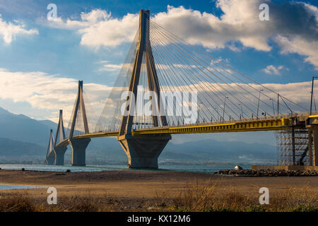 Antirrio Rio- pont à haubans en Grèce. C'est la plus longue du monde le pont à haubans. Il a été ouvert à la circulation en août 2004 Banque D'Images