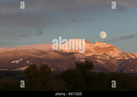 La pleine lune se lever au-dessus de la chambre à coucher, aka, Indien de Sheep Mountain les Gros-ventres montagnes. Parc National de Grand Teton, Wyoming Banque D'Images