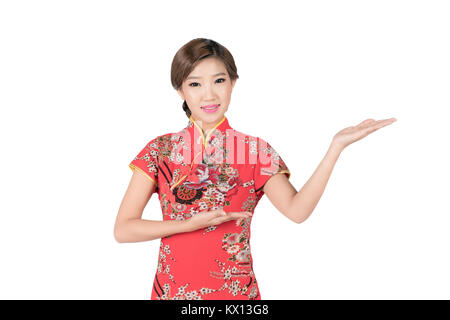 Jolie femme d'origine asiatique avec une robe traditionnelle chinoise ou cheongsam qipao part montrant un espace blanc. Le nouvel an chinois Concept, modèle féminin isolées sur whi Banque D'Images