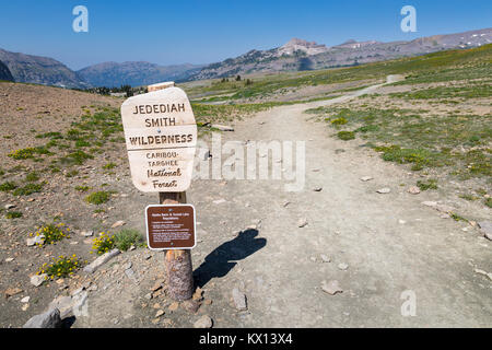 Un panneau en bois à Mont Meek passer le long de la Teton Crest Trail marquant la limite du Parc National de Grand Teton et la Jedediah Smith désert. Jede Banque D'Images