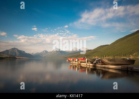 Bateaux sur un lac vide McDonald, avec les montagnes à l'arrière Banque D'Images