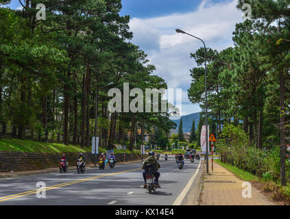 Dalat, Vietnam - 27 nov., 2017. Rue de Dalat, Vietnam. Da Lat a été développé comme un recours par les Français au début des années 1900, et de nombreux rappels de ses Banque D'Images