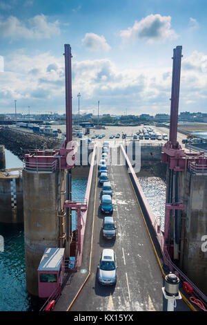 Saint Malo, Bretagne, France - 13 juillet 2011 : l'embarquement des voitures Brittany Ferries ferry transmanche Bretagne au Port de Saint Malo Banque D'Images