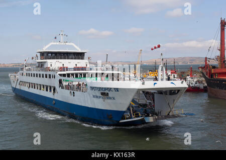 Kosa Chushka Temryuk, district, région de Krasnodar, Russie - le 18 juillet 2017 : '4' Protoporos Ferry s'approche du quai dans le port du Caucase Banque D'Images