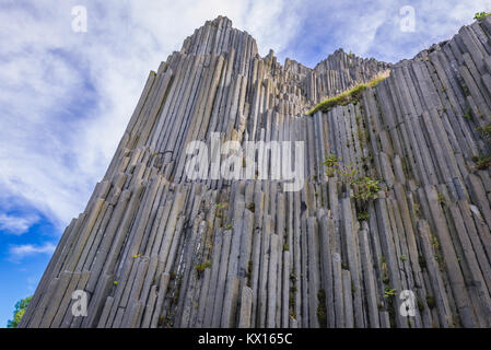 Colonnes de basalte transmission formation nommée Panska Skala (Le Seigneur's Rock) ou orgue à tuyaux à Kamenicky Senov ville en République Tchèque Banque D'Images