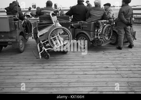 Personnes âgées en fauteuil roulant se sont réunis pour voir une magnifique vue sur la mer Banque D'Images