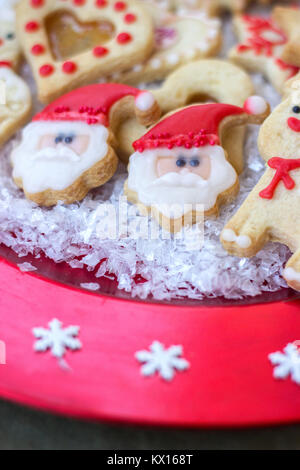 Glaçage royal sur les cookies de noël décoration fête rouge plaque avec des flocons de neige ; Banque D'Images