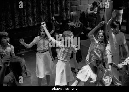 Disco danse des années 1970 au Royaume-Uni au Timebridge Youth club. Des adolescentes dansant dans un groupe ensemble pour la musique disco The Wells Fargo Disco. Chells, Stevenage, Hertfordshire. 1975 Angleterre HOMER SYKES. Banque D'Images