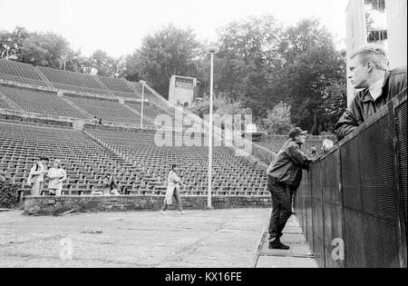 Bâtiment de scène pour Jean Michel Jarre concert Europe en tournée de concerts, mise en scène d'Edwin Shirely Staging construit dans le Waldbhuene auditorium en plein air à Berlin, Allemagne, 11 septembre 1993. Banque D'Images