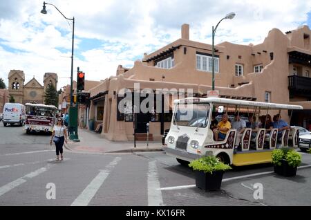 Monter un petit bus de touristes dans la région de Santa Fe New Mexico, près de la plaza Banque D'Images