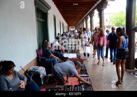 Les vendeurs de bijoux Navajo Santa Fe new mexico USA avec shoppers touristiques Banque D'Images