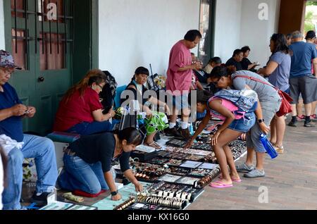 Les vendeurs de bijoux Navajo Santa Fe new mexico USA avec shoppers touristiques Banque D'Images